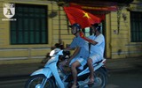 Cổ động viên Hà Nội kéo nhau lên Hồ Gươm mừng chiến thắng
